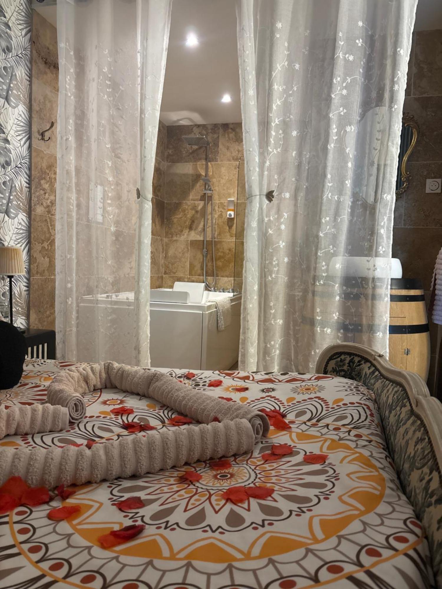 Romantisme et glamour avec spa, piscine et jardin Dijon Extérieur photo